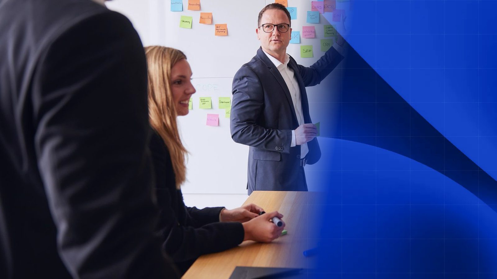 Workshop at ReqPOOL: a consultant explains processes and systems at a wall of colorful sticky notes while a colleague at the table and another in the foreground listen; on the right the image blends into blue wave shapes on a dark background.