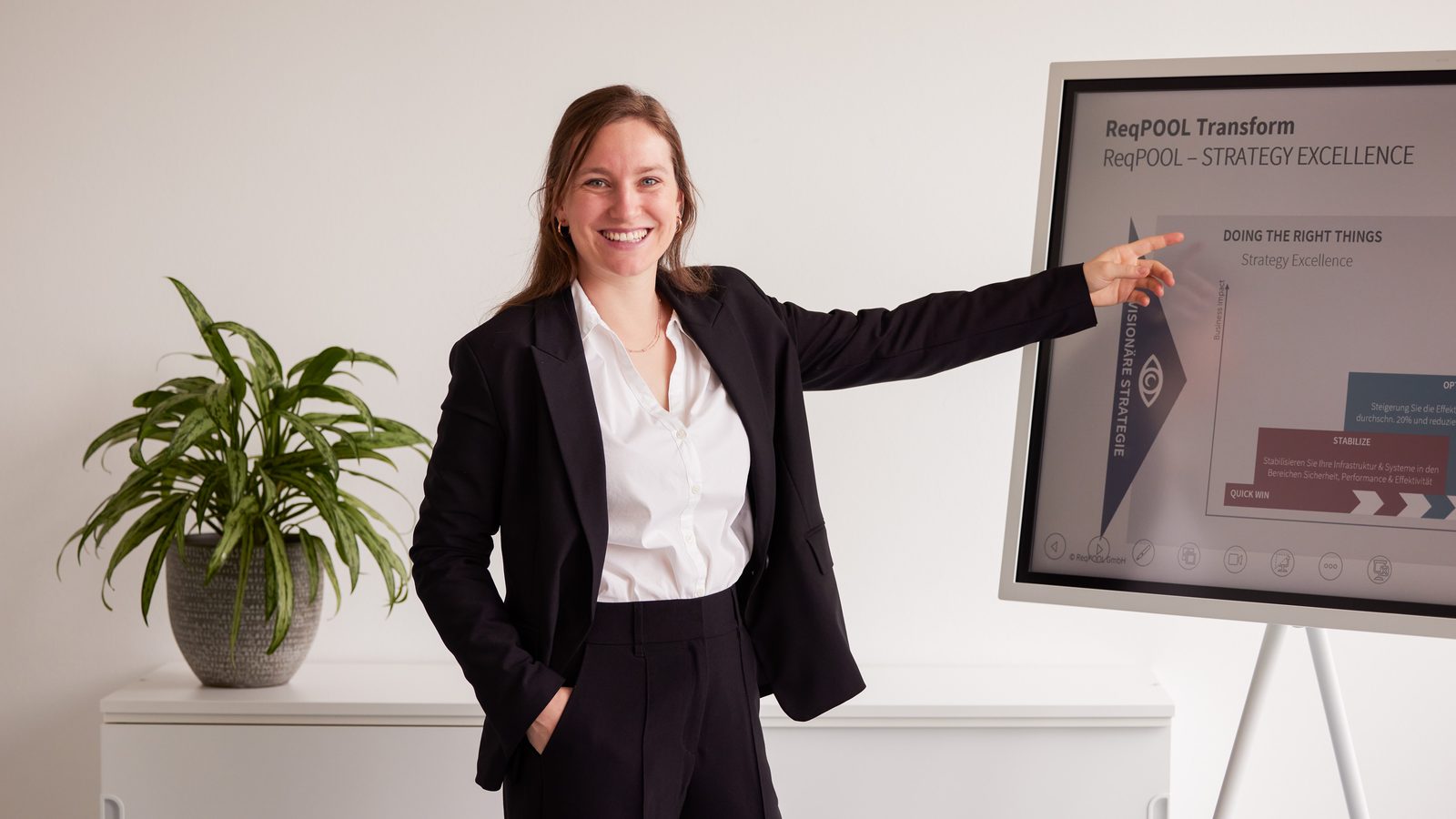 A ReqPOOL consultant explains a comparison of sourcing options on a screen.