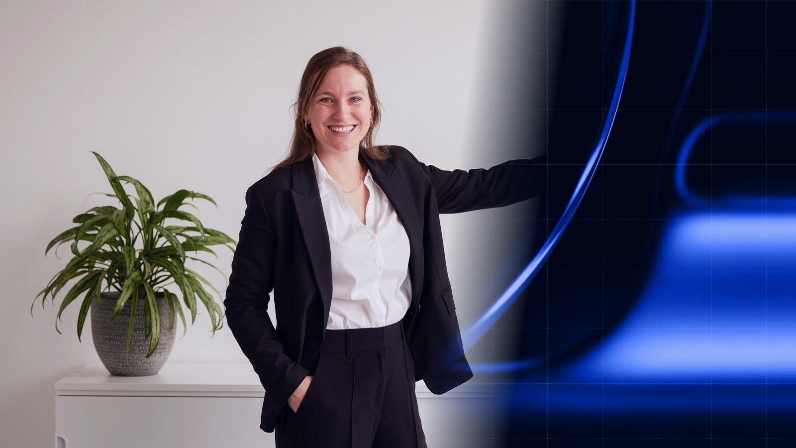 A smiling ReqPOOL consultant stands next to a houseplant and points with an outstretched arm to the right, where the image blends into the blue shape pattern of the ReqPOOL website.