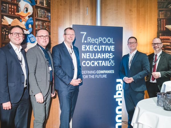 Fünf Männer im Anzug posieren vor einer Tafel zum 7. ReqPOOL Executive Neujahrscocktail