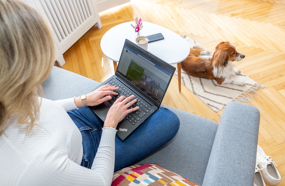 Frau im Homeoffice mit Hund im Hintergrund -Ausgewogene Consulting Work-Live-Balance